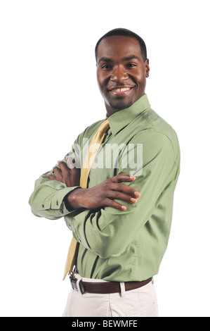 Afrikanische amerikanische Geschäftsmann lächelnd mit seine Arme verschränkt auf weißem Hintergrund Stockfoto