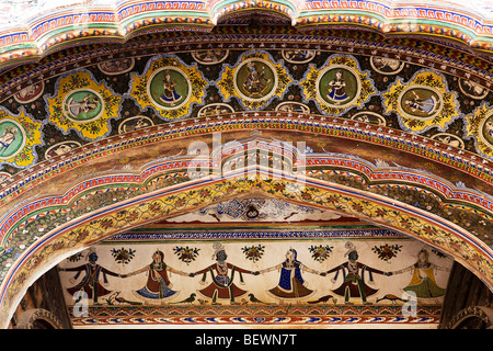 Keramik, die Zeichnung in eine Eingangswand in der alten Stadt von Bikaner Rajasthan Zustand in indi Stockfoto