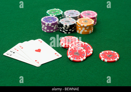 Poker spielen Karten und Datenblättern auf dem grünen Tisch Stockfoto