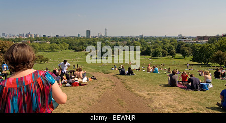 Menschen bei Sonnenschein am Primrose hill, Großbritannien Stockfoto