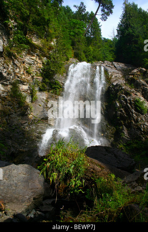 Wasserfall über die Felsen abstürzt Stockfoto