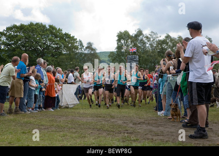 Menge jubeln die Läufer am Anfang des alten Mannes Coniston fiel laufenden Rennen Anfang in der jährlichen Coniston Country Fair Stockfoto