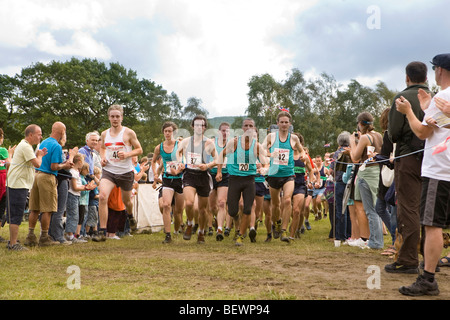 Läufer an den Start des Rennens Coniston Greis fiel die beginnt bei der jährlichen Coniston Country Fair Stockfoto