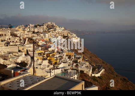 Abend-Blick in Richtung Firostefani und Fira entlang der Caldera Rand, Santorin, Kykladen, Griechenland Stockfoto