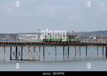 Elektrische Eisenbahn Hythe Fähre Passagiere entlang Hythe historischen Pier Southampton Wasser Hampshire England UK Stockfoto