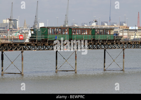 Elektrische Eisenbahn Hythe Fähre Passagiere entlang Hythe historischen Pier Southampton Wasser Hampshire England UK Stockfoto