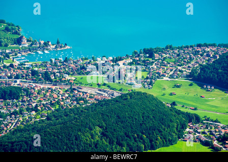 Blick vom Mount Niesen (2336 m hohe) Schweizer Alps.Lake Thun in der Schweizer Stadt Thun. Thunersee Stockfoto