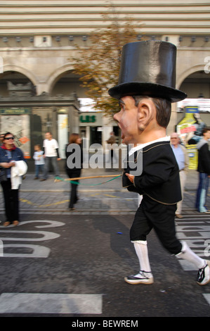 Traditionelle Parade der Riesen, Bigheads und kleinen Pferde Pappmaché gemacht Stockfoto