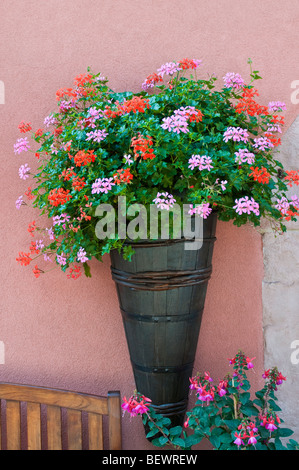 Rustikale FLORAL ELSASS alten hölzernen Weinleser Ernte Korb für künstlerische Blumenschmuck an der Wand im Elsass Frankreich verwendet Stockfoto