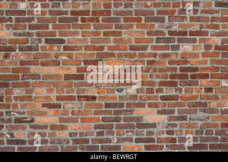 Antike Mauer auf einem Gebäude des 19. Jahrhunderts New England Mühle Stockfoto