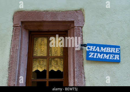 GITE CHAMBRE rustikalen Zeichen außerhalb der reizvollen einfache kleine französische Gite Werbung Zimmer zum Mieten Stockfoto