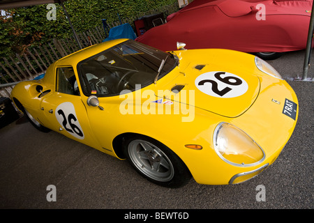 1965 Ferrari 250 LM im Fahrerlager bei Goodwood Revival Meeting, Sussex, UK. Stockfoto