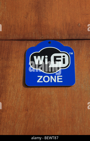 Melden Sie sich für Wifi-Zone, einen Wlan-Internet-Zugang am Hafen und Yachthafen von Calheta, Madeira, Portugal, Europa. Foto: Willy Matheisl Stockfoto