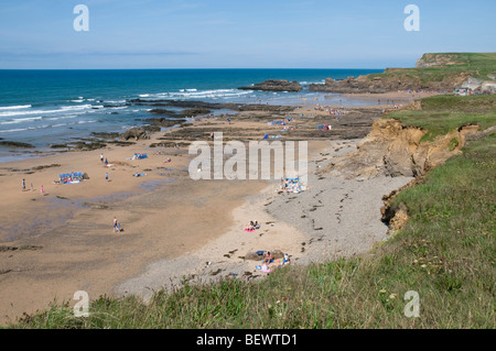 Urlauber genießen die Strandeinrichtungen bei Bude in North Cornwall Stockfoto