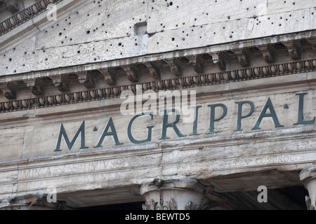 Detail der Inschrift auf dem Pantheon, in Piazza della Rotonda, Rom, Italien Stockfoto