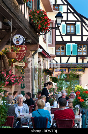 ELSASS KAYSERSBERG im Freien Besucher Tische Restaurant Kellnerin Mittagessen und Weinprobe im Caveau du Schlossberg Kaysersberg Elsass Frankreich Stockfoto