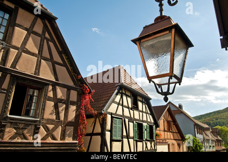 KAYSERSBERG typische Straßenszene mit traditionellen Fachwerkhäusern und Kutsche Lampe in Kaysersberg Elsass Frankreich Stockfoto