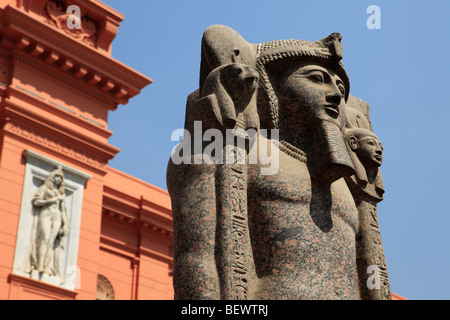 Antike ägyptische Statue außerhalb des ägyptischen Museums in Kairo, Ägypten. Stockfoto