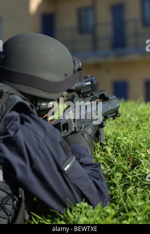 Polizist Schusswaffen im Containment position Stockfoto