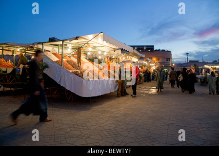 Place Jemaa el-Fna in der Abenddämmerung mit Ständen verkauft Trockenfrüchte, Marrakesch, Marokko Stockfoto