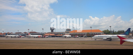 Flugzeuge in Bali Ngurah Rai International Airport, Bali, Indonesien Stockfoto