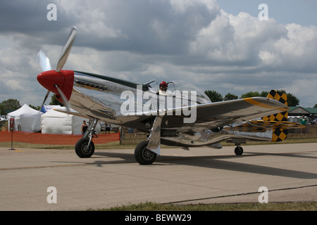 North American P - 51D Mustang Taxis auf der EAA Airventure 2009, Oshkosh, Wisconsin Stockfoto