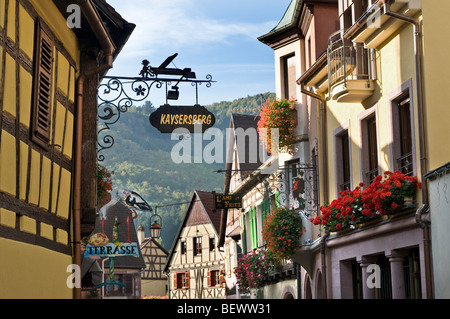 KAYSERSBERG Rue des Potiers einen typischen bunten Straße mit traditionellen Fachwerkhäusern in der mittelalterlichen Altstadt von Kaysersberg Elsass Frankreich Stockfoto