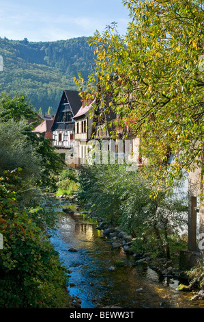 Typische Alsace befindet sich angrenzend an den Fluss Weiss bei Kaysersberg Elsass Frankreich Stockfoto