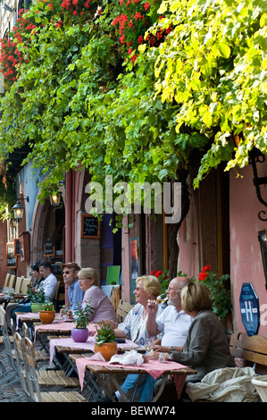 Riquewihr Elsass Besucher Touristen genießen Mittagessen und Getränke im Freien auf der Terrasse des Hotel au Dolder Riquewihr Elsass Frankreich Stockfoto