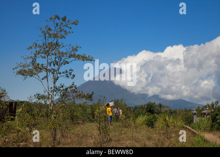 Mount Agung oder Gunung Agung betrachtet aus dem Südwesten, Bali, Indonesien. Stockfoto