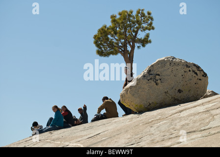 Eine Gruppe von Touristen genießen die Aussicht vom Olmstead Punkt im Yosemite National Park, Kalifornien. Stockfoto