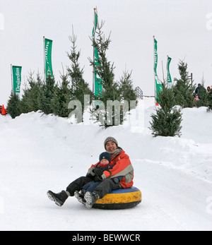 Abrutschen Tubingbahn im Schnee spielen im Park auf der Abraham-Ebene während der Winter-Karneval, Quebec City, Kanada. Stockfoto