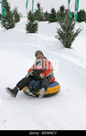 Abrutschen Tubingbahn im Schnee spielen im Park auf der Abraham-Ebene während der Winter-Karneval, Quebec City, Kanada. Stockfoto