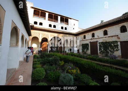 Touristen in den Wasser-Garten-Innenhof und den North Pavillion von der Generalife, der Alhambra, Granada, Andalusien, Spanien Stockfoto