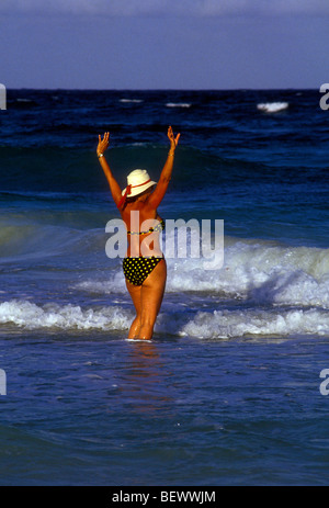 Mexikanerin, Mexikanisch, Frau, Badende, Schwimmer, Schwimmen, öffentlicher Strand, Akumal, Quintana Roo Zustand, Halbinsel Yucatan, Mexiko Stockfoto