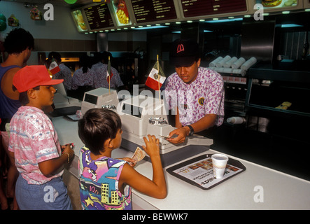 Mexikaner, Mexikaner, junger Mann, bei McDonald's Restaurant arbeiten, Plaza Flamingo, Shopping Mall, in der Stadt von Cancún, Quintana Roo, Mexiko Stockfoto