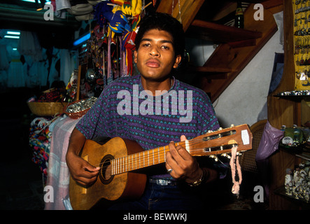 1, 1, mexikanische Mann, Spielen, Gitarre, Guitar Player, Gitarrist, Gitarre, Serenade, Cancún, Quintana Roo, Yucatan, Mexiko Stockfoto