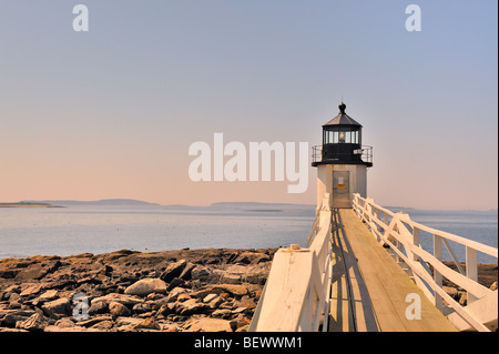 Marshall Point Lighthouse, Port Clyde, Maine, USA in der Dämmerung wie Sonne setzt Stockfoto