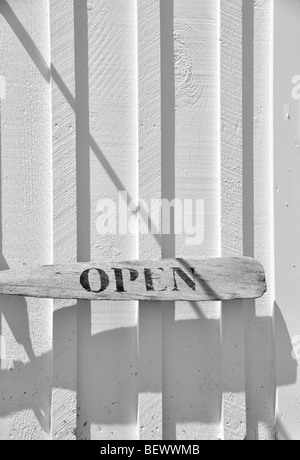 Öffnen Sie Zeichen aus einem hölzernen Ruder hängt vor dem Marshall Point Lighthouse Museum, Port Clyde, Maine, USA. Stockfoto