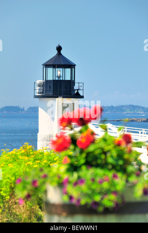 Marshall Point Lighthouse, Port Clyde, Maine, USA, mit Blumen. Vertikales Bild Stockfoto