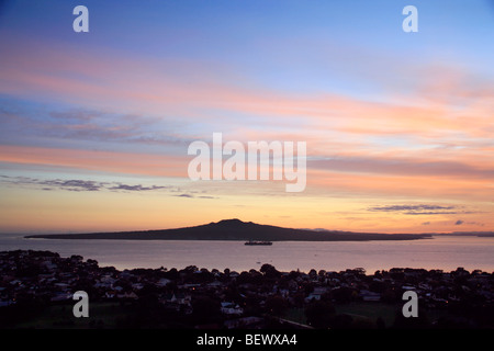 Sonnenaufgang über dem Rangitoto Island von Devonport, Auckland, Nordinsel, Neuseeland Stockfoto