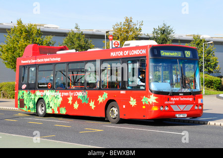 Grüne rote Bus powered by Electric Hybrid-Technologie Stockfoto