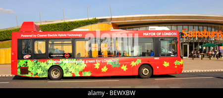 Grüne rote Bus powered by Electric Hybrid-Technologie Stockfoto