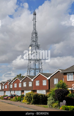 Telekommunikation-Mast erhebt sich über Häuserzeile Stockfoto