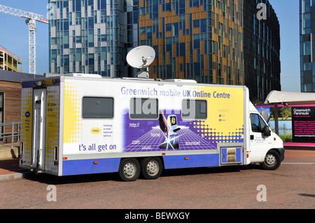 Greenwich Mobile UK Online-Centre van parkten in der Nähe der o2 Arena neben neuen Büroentwicklungen Stockfoto