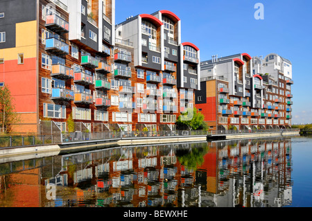Greenwich Millennium Village Teil der Regeneration von alten Gaswerken auf dem Brownfield-Gelände in das am Wasser gelegene Dorf Wohnsiedlung Greenwich Peninsula London UK Stockfoto