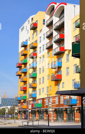 Greenwich Millenium Village Teil der Regeneration von alten Gaswerken auf dem Brownfield-Gelände in das städtische Dorfwohngrundstück Greenwich Peninsula London UK Stockfoto