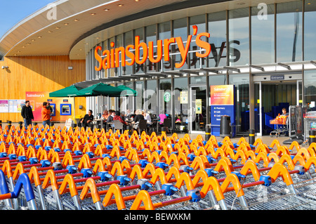 Sainsburys Supermarkt Business Retail Shop vor Trolley Cart Park und Store Eingang mit Starbucks Coffee Shop Greenwich London England UK Stockfoto