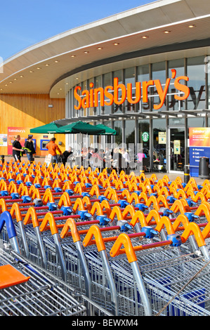 Sainsburys Supermarkt Wagen Park und Eingang mit Starbucks Coffee-shop Stockfoto