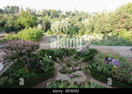 Blick vom Gehweg der North Pavillion der Generalife über Garten und Obstgarten auf der Alhambra, Granada, Andalusien, Spanien Stockfoto